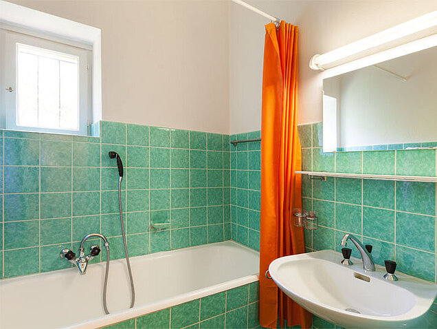 AS_83613108-altes-bad